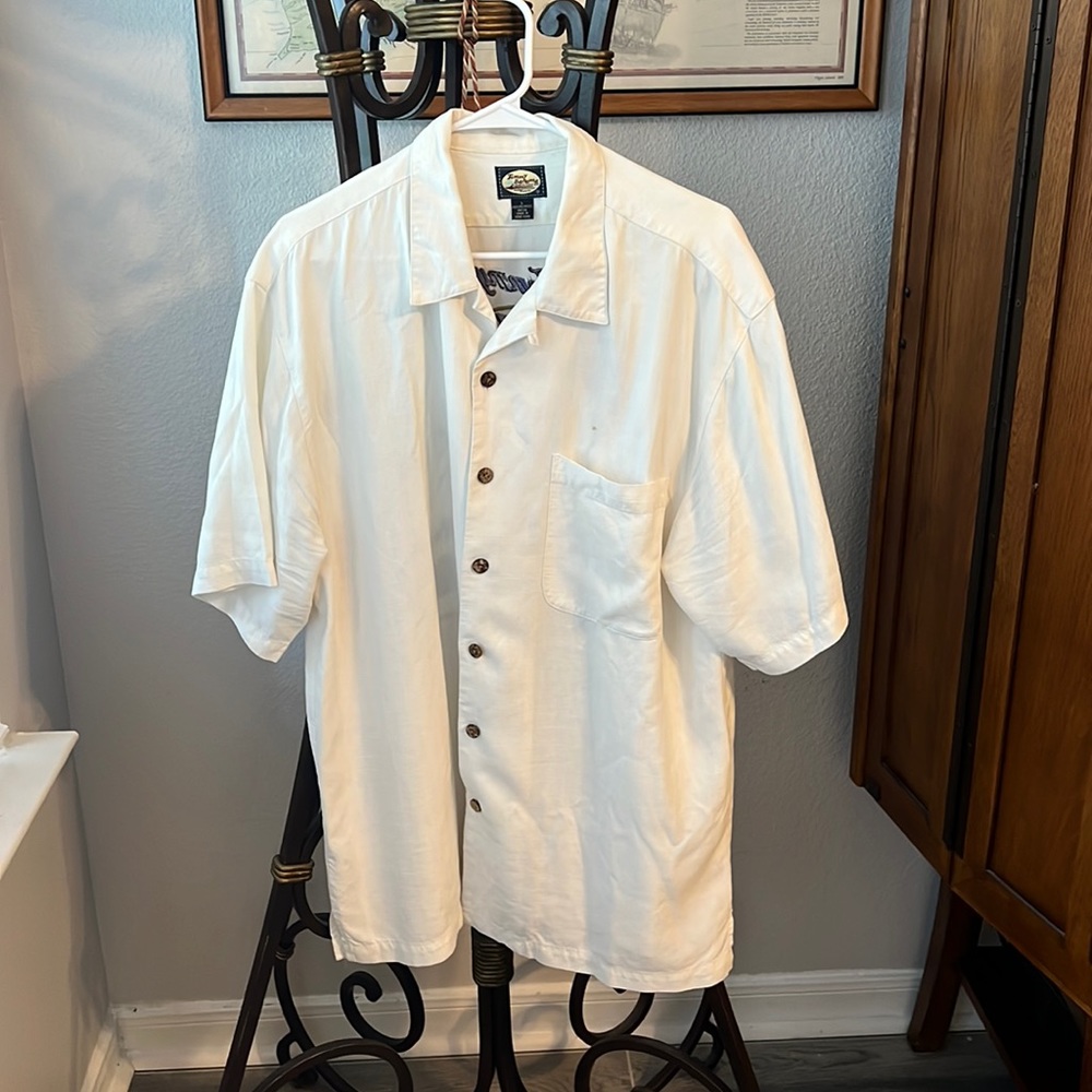 Large Tommy Bahama Casual Men’s Shirt Real Cocoa Nut Buttons.  Not synthetic